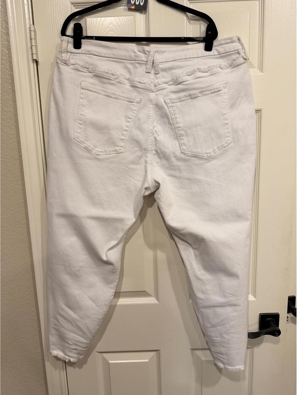 #65 GOOD AMERICAN SZ. 20-26 Cropped White Jeans NWT - Picture 5 of 9